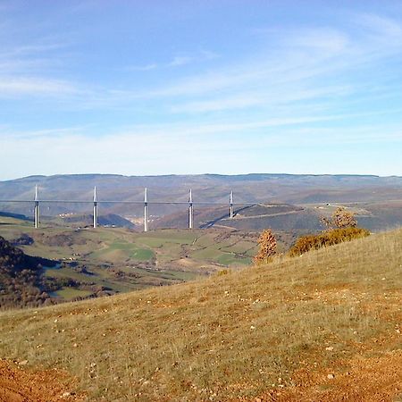 Отель Causses & Vallees Vacances Saint-Georges-de-Luzencon Экстерьер фото