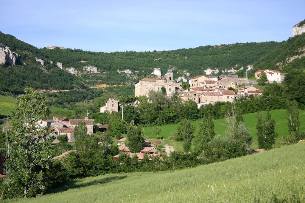 Отель Causses & Vallees Vacances Saint-Georges-de-Luzencon Экстерьер фото